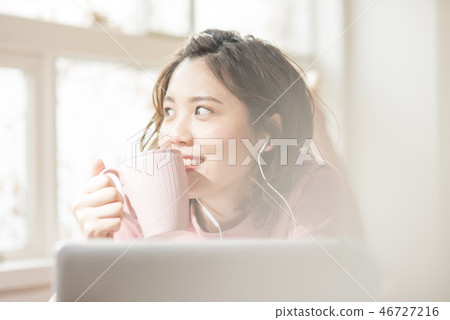 一個女人聽音樂 46727216