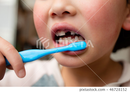 Teeth brushing child 46728152