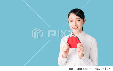 A woman with a wallet 46728197