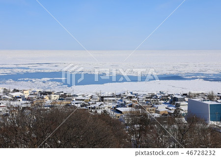 鄂霍次克海在從Monbetsu公園看的流冰 鄂霍次克海在從Monbetsu公園看的流冰 46728232