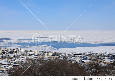 Sea of Okhotsk in drift ice seen from Monbetsu Park Sea of Okhotsk in drift ice seen from Monbetsu Park 46728235