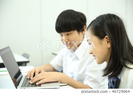 電腦和學生 46729064