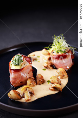 baked turkey breast with bacon and mushroom sauce 46729955