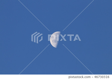 Half moon Half moon 46730316