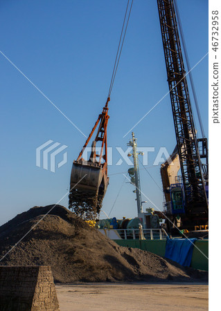 Grab dredger Gat ship A ship that drops sand to the port Grab dredger Gat ship A ship that drops sand to the port 46732958