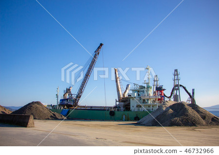 Grab dredger Gat ship A ship that drops sand to the port 46732966