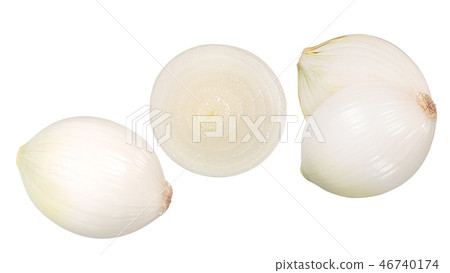 White onion whole and halved, top White onion whole and halved, top 46740174