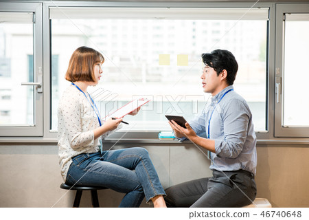 Businesswoman, office worker, meeting, businesswoman, young, business woman, announcement, reporting, casual 46740648