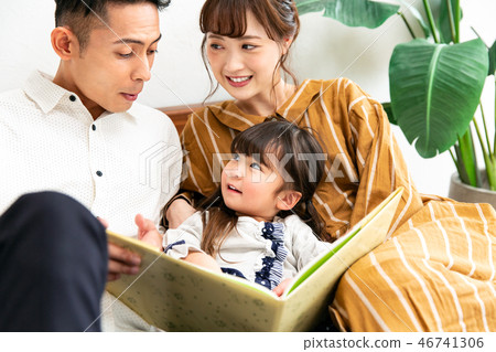 Family picture book child Family picture book child 46741306