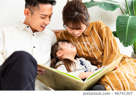 Family picture book child Family picture book child 46741307