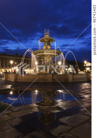 Fontaine des Fleuves in Paris 46741485