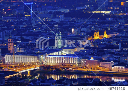 Linz panorama at night 46741618