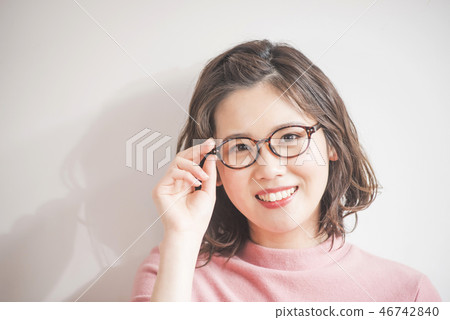 戴時髦眼鏡的女孩 戴時髦眼鏡的女孩 46742840