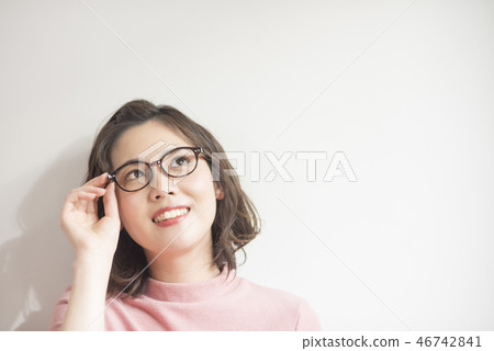 戴時髦眼鏡的女孩 戴時髦眼鏡的女孩 46742841