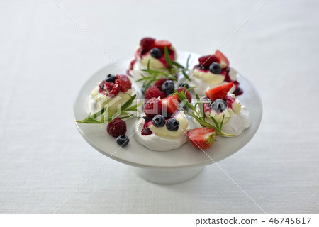 Pabloa / pavlova meringue cake Pabloa / pavlova meringue cake 46745617