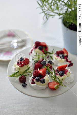 Pabloa / pavlova meringue cake 46745634