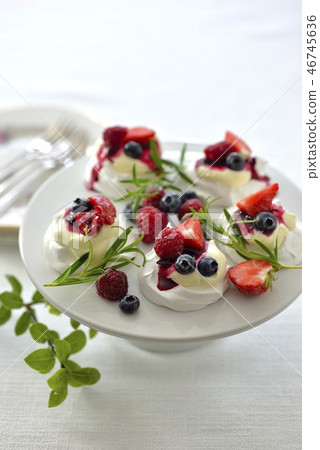 Pabloa / pavlova meringue cake 46745636