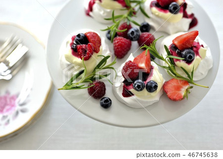 Pabloa / pavlova meringue cake 46745638