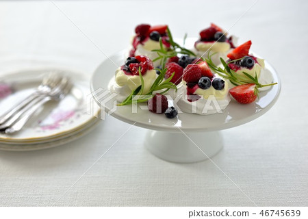 Pabloa / pavlova meringue cake 46745639