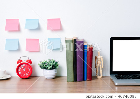 Mock up laptop with blank screen Mock up laptop with blank screen 46746085