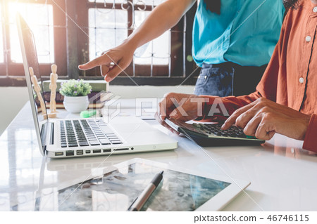 Mature business man and younger colleague Mature business man and younger colleague 46746115