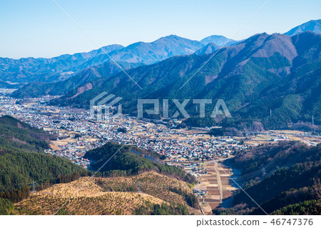 從荒山山御殿（山梨縣富士吉田市）看的山景和城鎮景觀*照片攝於2016年12月 46747376