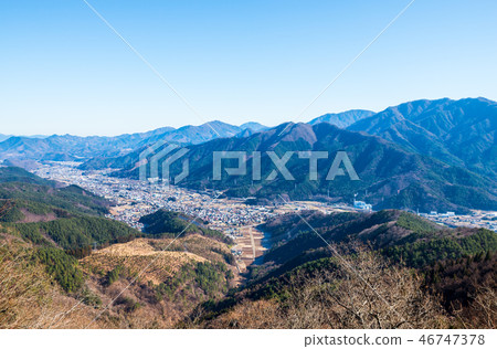 從荒山山御殿（山梨縣富士吉田市）看的山景和城鎮景觀*照片攝於2016年12月 46747378