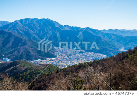 從荒山山御殿（山梨縣富士吉田市）看的山景和城鎮景觀*照片攝於2016年12月 46747379
