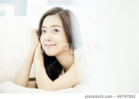 年輕的女人 46747891
