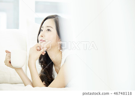 Young woman 46748118