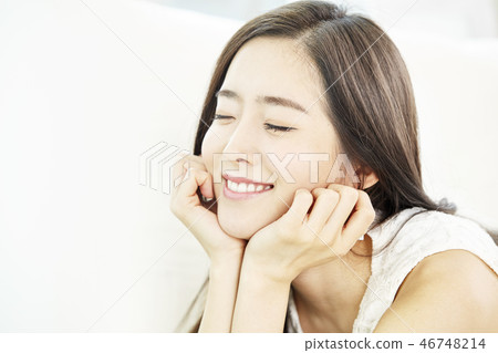 Young woman 46748214