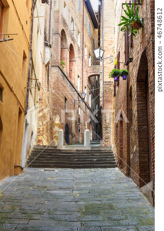 Medieval narrow street in Siena, Tuscany, Italy. Medieval narrow street in Siena, Tuscany, Italy. 46748612