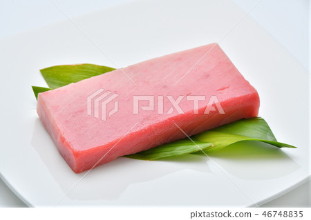 A book for tuna (Chinese toro) sashimi, a medium-sized tuna from Turkey. A book for tuna (Chinese toro) sashimi, a medium-sized tuna from Turkey. 46748835