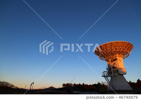 Ishioka大地測量觀測天線發光在早晨太陽和Mt. Tsukuba Ishioka市風景 Ishioka大地測量觀測天線發光在早晨太陽和Mt. Tsukuba Ishioka市風景 46748979