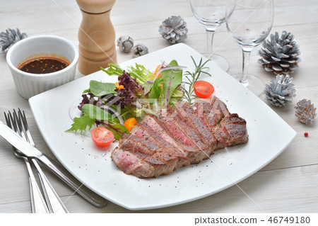 For Japanese black beef Japanese beef fillet (fillet) steak (raw meat). It is Kuroge Wagyu beef from Shizuoka Prefecture. 46749180