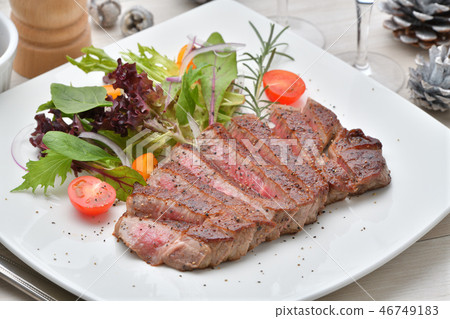 For Japanese black beef Japanese beef fillet (fillet) steak (raw meat). It is Kuroge Wagyu beef from Shizuoka Prefecture. 46749183