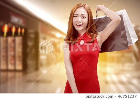 Pretty chinese woman in traditional dress Pretty chinese woman in traditional dress 46751237