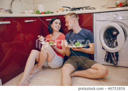 couple in a kitchen 46753859