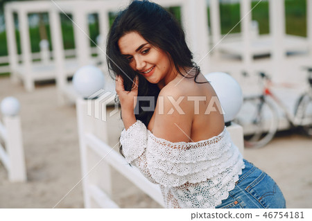 beatiful brunette 46754181