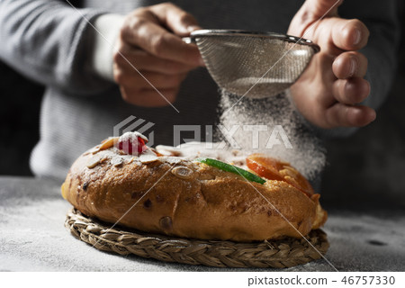 roscon de reyes, spanish three kings cake 46757330