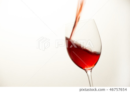 Pour the red wine into the glass 46757654