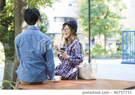 Couple drinking coffee in the park 46757731