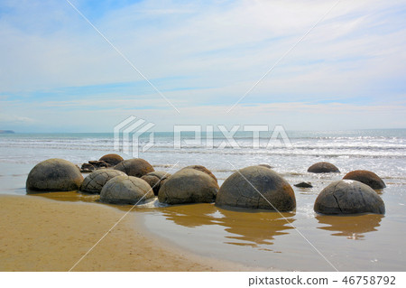 Moeraki Boulder 46758792