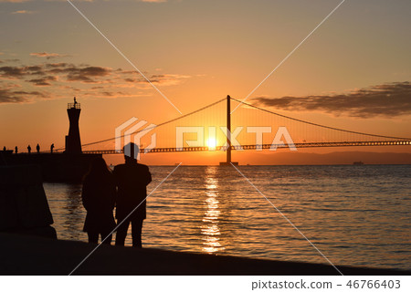 Akashi Ohashi第一個日出視圖從Akashi漁港的 46766403