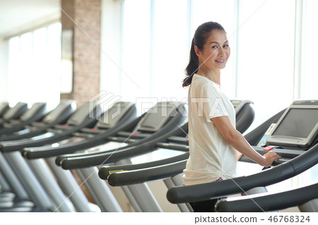 五十年代女人去健身房 46768324