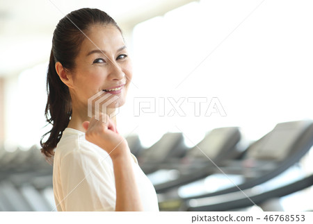 五十年代女人去健身房 46768553