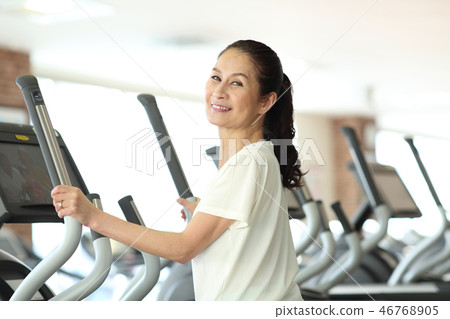 五十年代女人去健身房 46768905