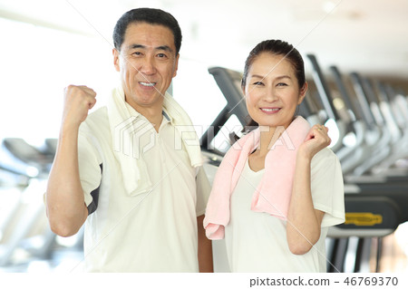 60多歲的男女參加健身房 60多歲的男女參加健身房 46769370