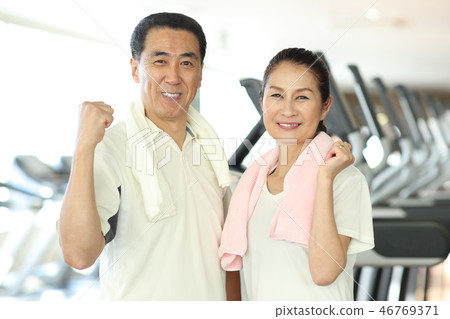 60多歲的男女參加健身房 46769371
