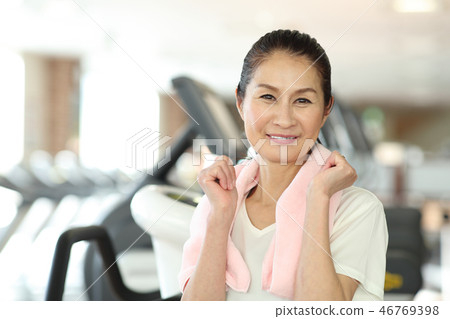 五十年代女人去健身房 46769398